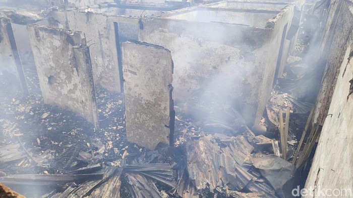 Pemukiman Semi Permanen di Mampang Prapatan VII Terbakar Sejumlah warga dibantu petugas Pemadam Kebakaran melakukan pemadaman di kebakaran yang melanda rumah semi permanen di kawasan Mampang Prapatan VII, Jakarta Selatan, Rabu (16/3/2022).