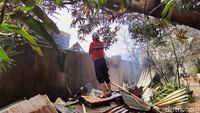 Sekitar 18 unit mobil pemadam kebakaran membantu proses pemadaman.  