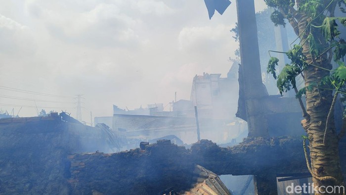 Pemukiman Semi Permanen di Mampang Prapatan VII Terbakar Sejumlah warga dibantu petugas Pemadam Kebakaran melakukan pemadaman di kebakaran yang melanda rumah semi permanen di kawasan Mampang Prapatan VII, Jakarta Selatan, Rabu (16/3/2022).