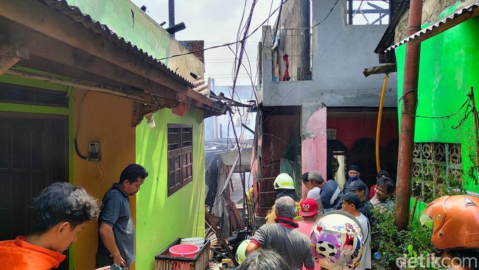 Pemukiman Semi Permanen di Mampang Prapatan VII Terbakar Sejumlah warga dibantu petugas Pemadam Kebakaran melakukan pemadaman di kebakaran yang melanda rumah semi permanen di kawasan Mampang Prapatan VII, Jakarta Selatan, Rabu (16/3/2022).