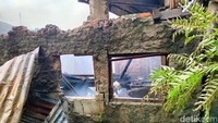 Kebakaran terjadi sekitar pukul 12.00 WIB.  