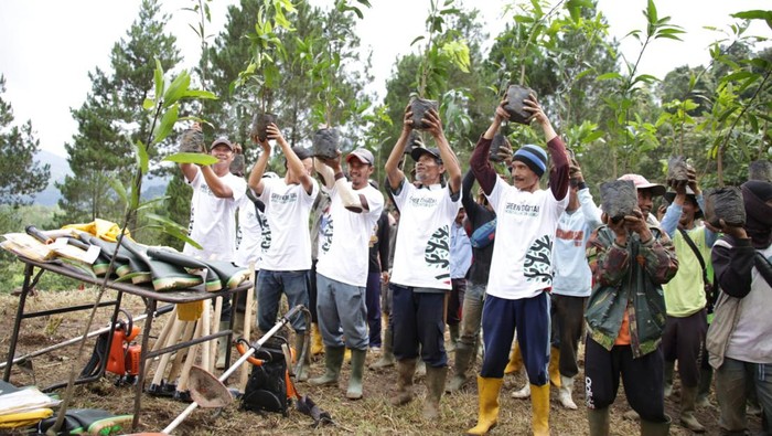 Penanaman pohon di bekas lokasi banjir bandang Garut.