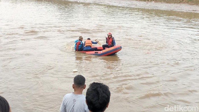 Pencarian bocah tenggelam di Banjir Kanal Barat Jakpus