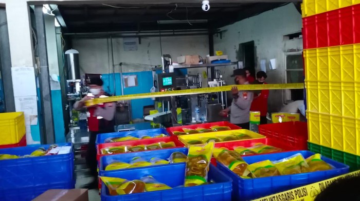 Pengemasan minyak goreng di Depok digerebek polisi, Selasa (15/3/2022).