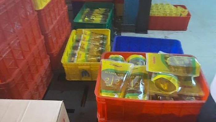 Pengemasan minyak goreng di Depok digerebek polisi, Selasa (15/3/2022).