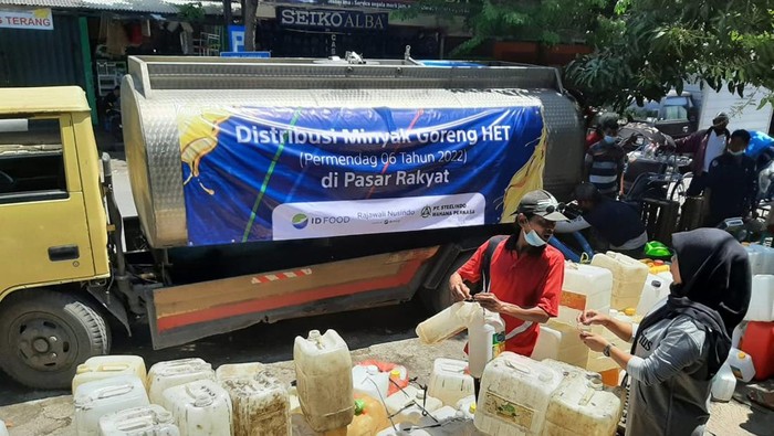 Penyaluran minyak goreng untuk pedagang pasar