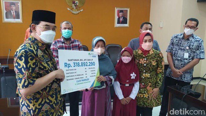 Penyerahan santunan sebesar Rp318 juta bagi keluarga korban gas beracun Dieng, Lilik Marsudi, Magelqang, Rabu (16/3/2022).