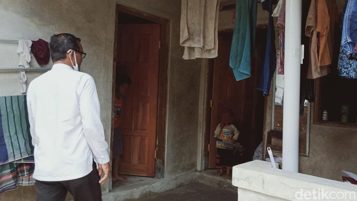 Perangkat desa Tarubasan, Kecamatan Karanganom mendatangi rumah Ana. (Rabu (16/3/2022)