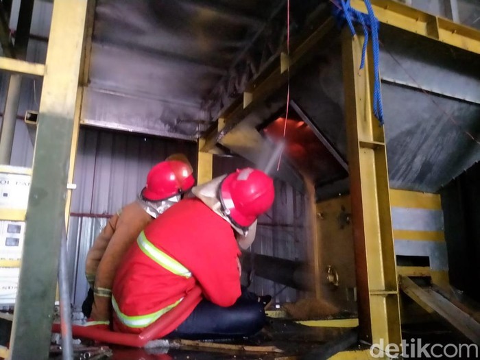 Petugas melakukan pembasahan