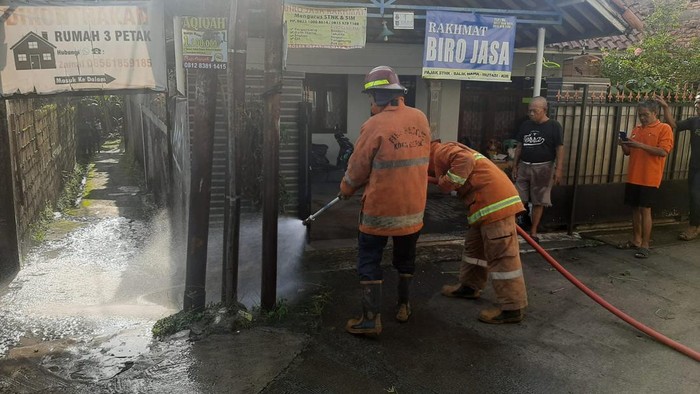 Petugas memadamkan kebakaran akibat kebocoran gas di Beji, Depok