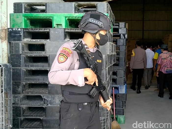 Petugas menggelar sidak ke sejumlah depo dan gudang minyak goreng di Kabupaten Pekalongan, Rabu (16/3/2022).