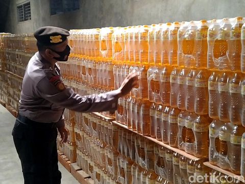 Petugas menggelar sidak ke sejumlah depo dan gudang minyak goreng di Kabupaten Pekalongan, Rabu (16/3/2022).