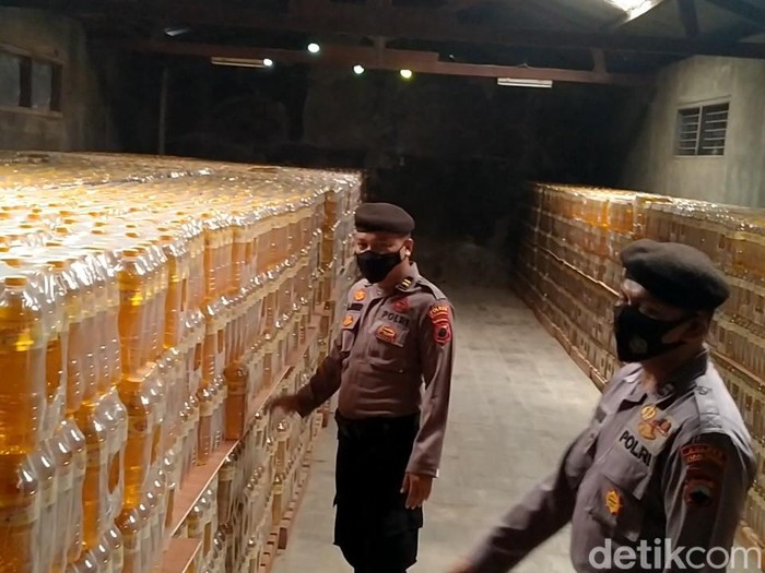 Petugas menggelar sidak ke sejumlah depo dan gudang minyak goreng di Kabupaten Pekalongan, Rabu (16/3/2022).