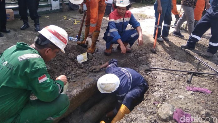 Petugas Pertamina tangani pipa minyak yang bocor di Blora, Rabu (16/3/2022).