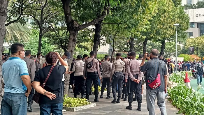 Polisi membubarkan kerumunan warga dekat Hotel Kempinski usai gelaran parade MotoGP