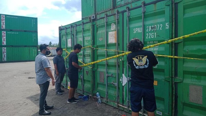 Polisi menyegel kontainer dalam penggerebekan lokasi penyimpanan minyak goreng di Kalsel.