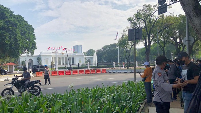Polisi sterilisasi jalan menuju Istana Merdeka jelang parade MotoGP
