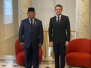 Prabowo Berikan Keris Bali untuk Macron Usai Pertemuan di Istana Élysée