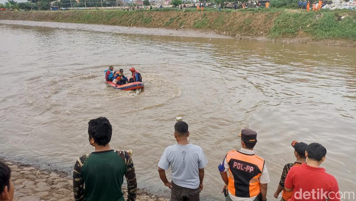 Proses evakuasi bocah yang dikabarkan tenggelam di Banjir Kanal Barat (BKB), Petamburan, Jakpus dilanjutkan besok. (Wildan Noviansah/detikcom)