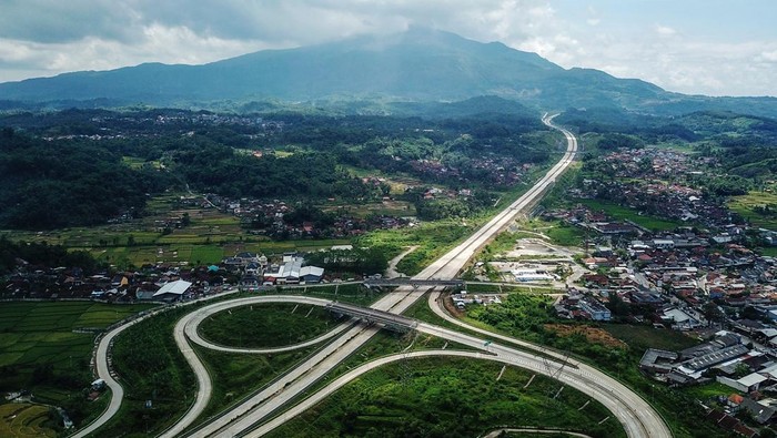 Foto udara proyek Jalan Tol Cileunyi-Sumedang-Dawuan (Cisumdawu) seksi II di Cimalaka, Kabupaten Sumedang, Jawa Barat, Rabu (16/3/2022). Kepala Satker Pembangunan Jalan Tol Cisumdawu Vidi Ferdian menyatakan, progres pengerjaan fisik Tol Cisumdawu seksi II telah mencapai 95 persen dan ditargetkan beroperasi secara fungsional pada tahun ini. ANTARA FOTO/Raisan Al Farisi/wsj.