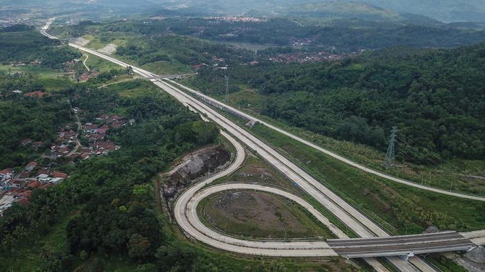 Foto udara proyek Jalan Tol Cileunyi-Sumedang-Dawuan (Cisumdawu) seksi II di Cimalaka, Kabupaten Sumedang, Jawa Barat, Rabu (16/3/2022). Kepala Satker Pembangunan Jalan Tol Cisumdawu Vidi Ferdian menyatakan, progres pengerjaan fisik Tol Cisumdawu seksi II telah mencapai 95 persen dan ditargetkan beroperasi secara fungsional pada tahun ini. ANTARA FOTO/Raisan Al Farisi/wsj.