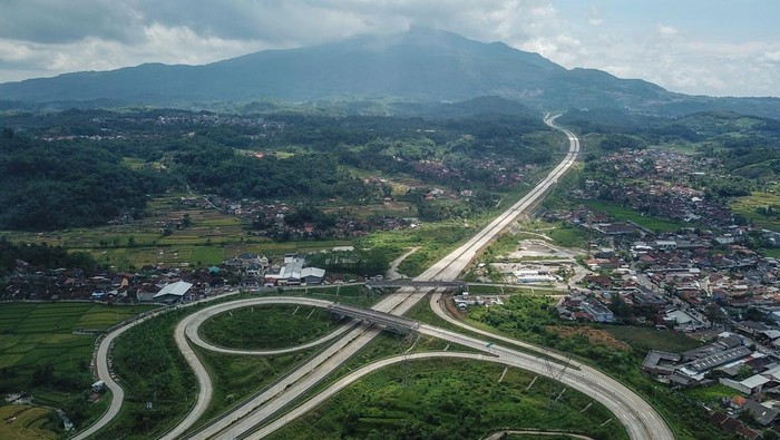 Proyek Jalan Tol Cisumdawu Seksi II Hampir Rampung Foto udara proyek Jalan Tol Cileunyi-Sumedang-Dawuan (Cisumdawu) seksi II di Cimalaka, Kabupaten Sumedang, Jawa Barat, Rabu (16/3/2022). Kepala Satker Pembangunan Jalan Tol Cisumdawu Vidi Ferdian menyatakan, progres pengerjaan fisik Tol Cisumdawu seksi II telah mencapai 95 persen dan ditargetkan beroperasi secara fungsional pada tahun ini. ANTARA FOTO/Raisan Al Farisi/wsj.
