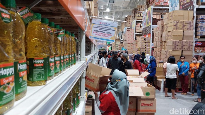 Rak minyak kemasan di salah satu supermarket di Bandung Barat
