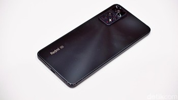 Punya baterai 5.000 mAh dengan pengisian 67W. Foto: Adi Fida Rahman/detikINET
