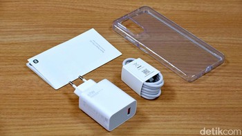 Xiaomi memberikan charger 67W dan akesori lainnya. Foto: Adi Fida Rahman/detikINET