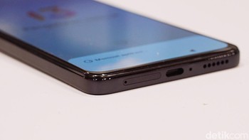 Bagian bawah ada SIM Card tray, USB type C dan speaker. Foto: Adi Fida Rahman/detikINET