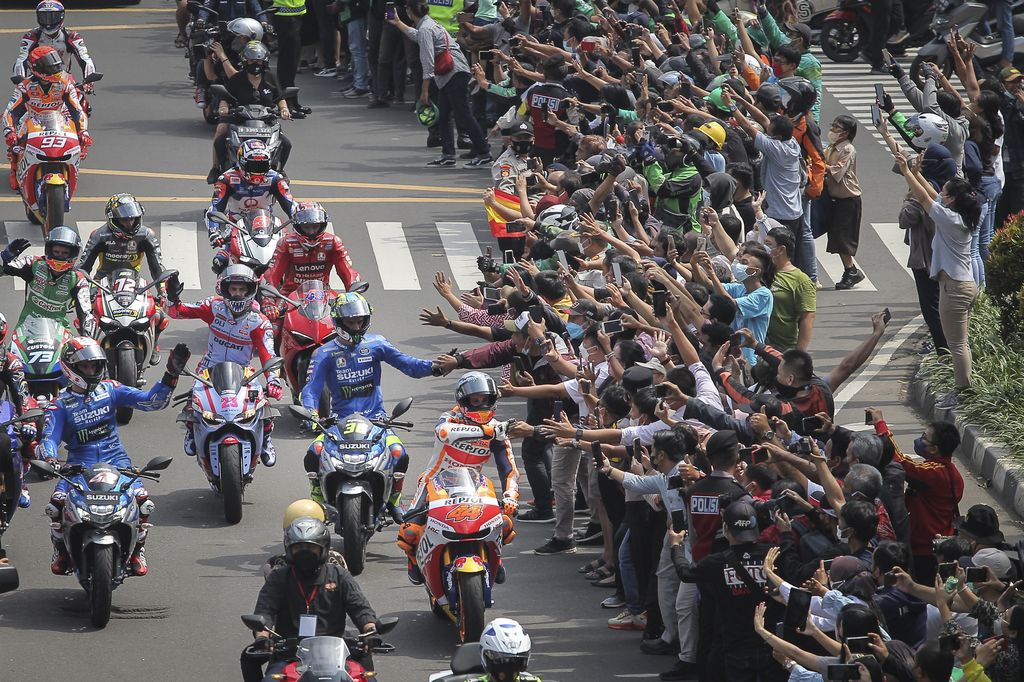 Sejumlah pembalap MotoGP menyapa warga saat mengikuti parade di kawasan Jalan M.H.Thamrin, Jakarta, Rabu (16/3/2022). Parade digelar untuk memeriahkan seri kedua MotoGP yang akan diselenggarakan di Sirkuit Mandalika pada 18-20 Maret 2022. ANTARA FOTO/Dhemas Reviyanto/tom.
