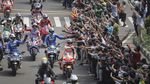 Riuh Pebalap MotoGP Sambut Lambaian Tangan Warga
