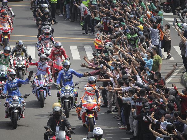 Melihat Lagi Momen Unik di MotoGP 2022: Ada Ojol Tos dengan Pebalap dari Pinggir Jalan