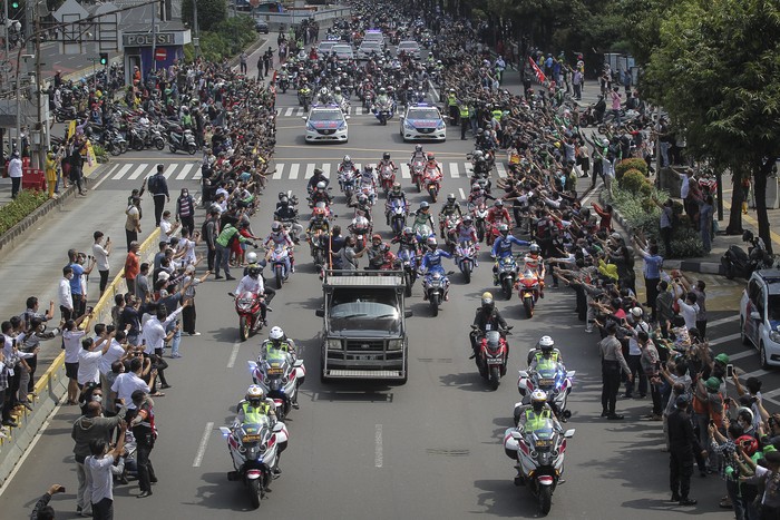 Sejumlah pembalap MotoGP menyapa warga saat mengikuti parade di kawasan Jalan M.H.Thamrin, Jakarta, Rabu (16/3/2022). Parade digelar untuk memeriahkan seri kedua MotoGP yang akan diselenggarakan di Sirkuit Mandalika pada 18-20 Maret 2022. ANTARA FOTO/Dhemas Reviyanto/tom.