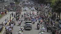 Parade ini disambut antusias masyarakat. Ada banyak kalangan menanti dari pinggir jalan. Bahkan sejumlah ojol terlihat tos-tosan dengan pebalap dari pinggir jalan. Foto: ANTARA FOTO/Dhemas Reviyanto