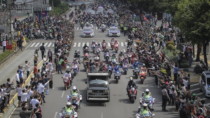 Riuh Pebalap MotoGP Sambut Lambaian Tangan Warga Sejumlah pembalap MotoGP menyapa warga saat mengikuti parade di kawasan Jalan M.H.Thamrin, Jakarta, Rabu (16/3/2022). Parade digelar untuk memeriahkan seri kedua MotoGP yang akan diselenggarakan di Sirkuit Mandalika pada 18-20 Maret 2022. ANTARA FOTO/Dhemas Reviyanto/tom.