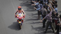 Pembalap MotoGP dari tim Repsol Honda Marc Marquez mengikuti parade di kawasan Jalan M.H.Thamrin, Jakarta, Rabu (16/3/2022).  
