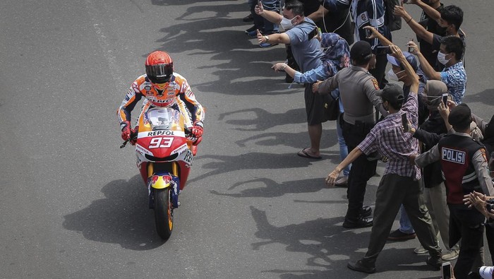 Riuh Pebalap MotoGP Sambut Lambaian Tangan Warga Sejumlah pembalap MotoGP menyapa warga saat mengikuti parade di kawasan Jalan M.H.Thamrin, Jakarta, Rabu (16/3/2022). Parade digelar untuk memeriahkan seri kedua MotoGP yang akan diselenggarakan di Sirkuit Mandalika pada 18-20 Maret 2022. ANTARA FOTO/Dhemas Reviyanto/tom.