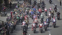 Tampak sejumlah warga antusias menyaksikan parade MotoGP yang dimeriahkan oleh sejumlah pebalap dunia.
