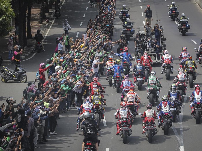Sejumlah pembalap MotoGP menyapa warga saat mengikuti parade di kawasan Jalan M.H.Thamrin, Jakarta, Rabu (16/3/2022). Parade digelar untuk memeriahkan seri kedua MotoGP yang akan diselenggarakan di Sirkuit Mandalika pada 18-20 Maret 2022. ANTARA FOTO/Dhemas Reviyanto/tom.
