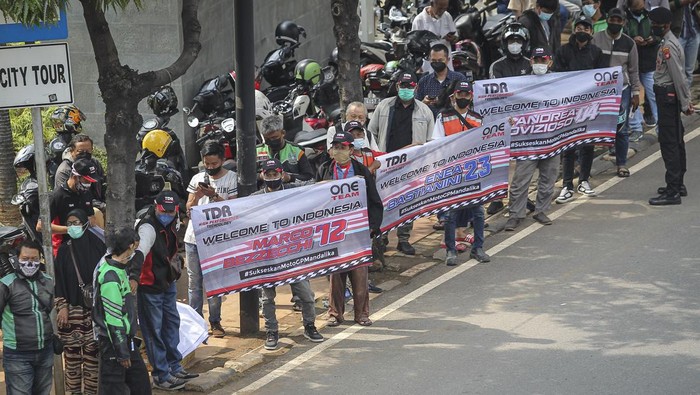 Riuh Pebalap MotoGP Sambut Lambaian Tangan Warga Sejumlah pembalap MotoGP menyapa warga saat mengikuti parade di kawasan Jalan M.H.Thamrin, Jakarta, Rabu (16/3/2022). Parade digelar untuk memeriahkan seri kedua MotoGP yang akan diselenggarakan di Sirkuit Mandalika pada 18-20 Maret 2022. ANTARA FOTO/Dhemas Reviyanto/tom.