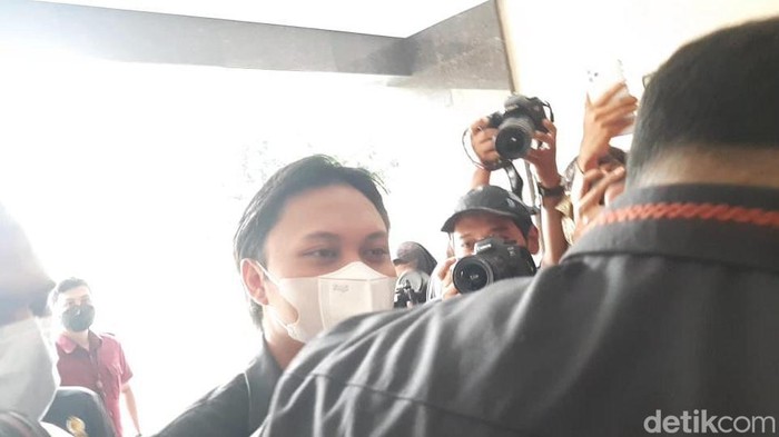 Rizky Febian saat tiba di Bareskrim.