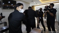 Sang pengacara pun mengatakan jika Rizky Febian akan bicara usai pemeriksaan. Pool/Palevi S/detikFoto.