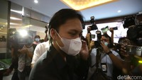 Pria yang akrab disapa Iky itu dipanggil terkait kasus binary option yang menjerat Doni Salmanan. Pool/Palevi S/detikFoto.