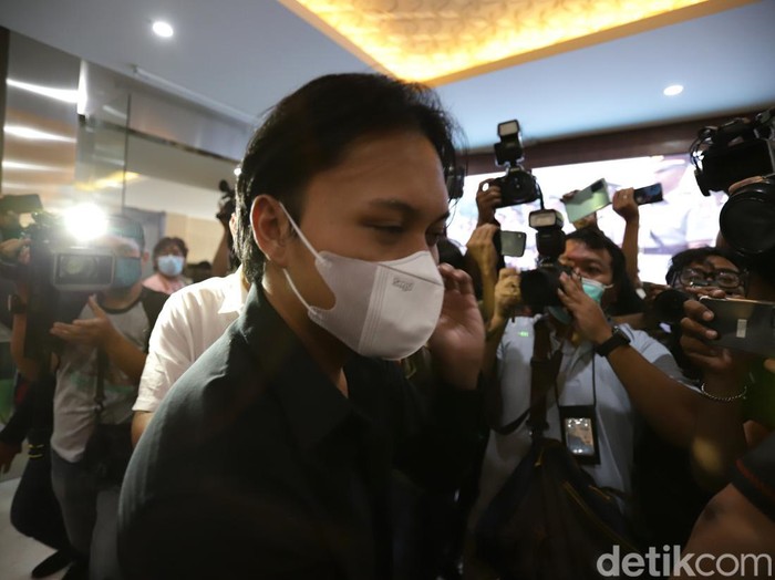 Rizky Febian saat tiba di Bareskrim.
