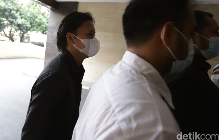 Rizky Febian saat tiba di Bareskrim.