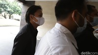 Tanpa banyak kata putra Sule itu langsung berusaha masuk ke dalam gedung tersebut. Pool/Palevi S/detikFoto
