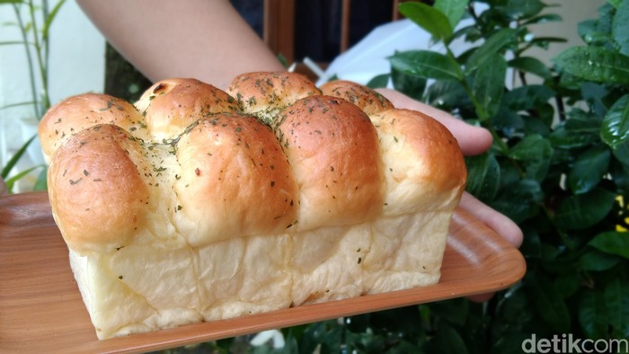 Roti Bawang Saus Keju di Majalengka