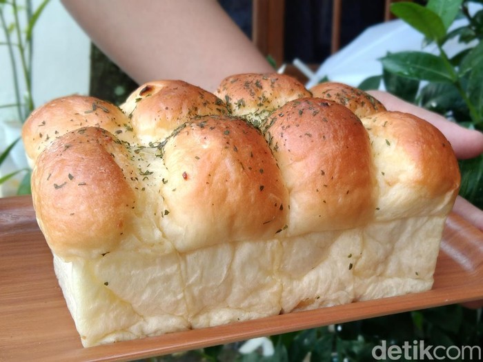 Roti Bawang Saus Keju di Majalengka