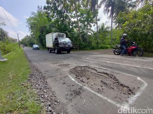 Penampakan Jalan Berlubang di Pengasih-Nanggulan Kulon Progo